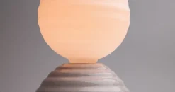 Lampe réveil en verre blanc mat et céramique blanc galet Wake - Tala