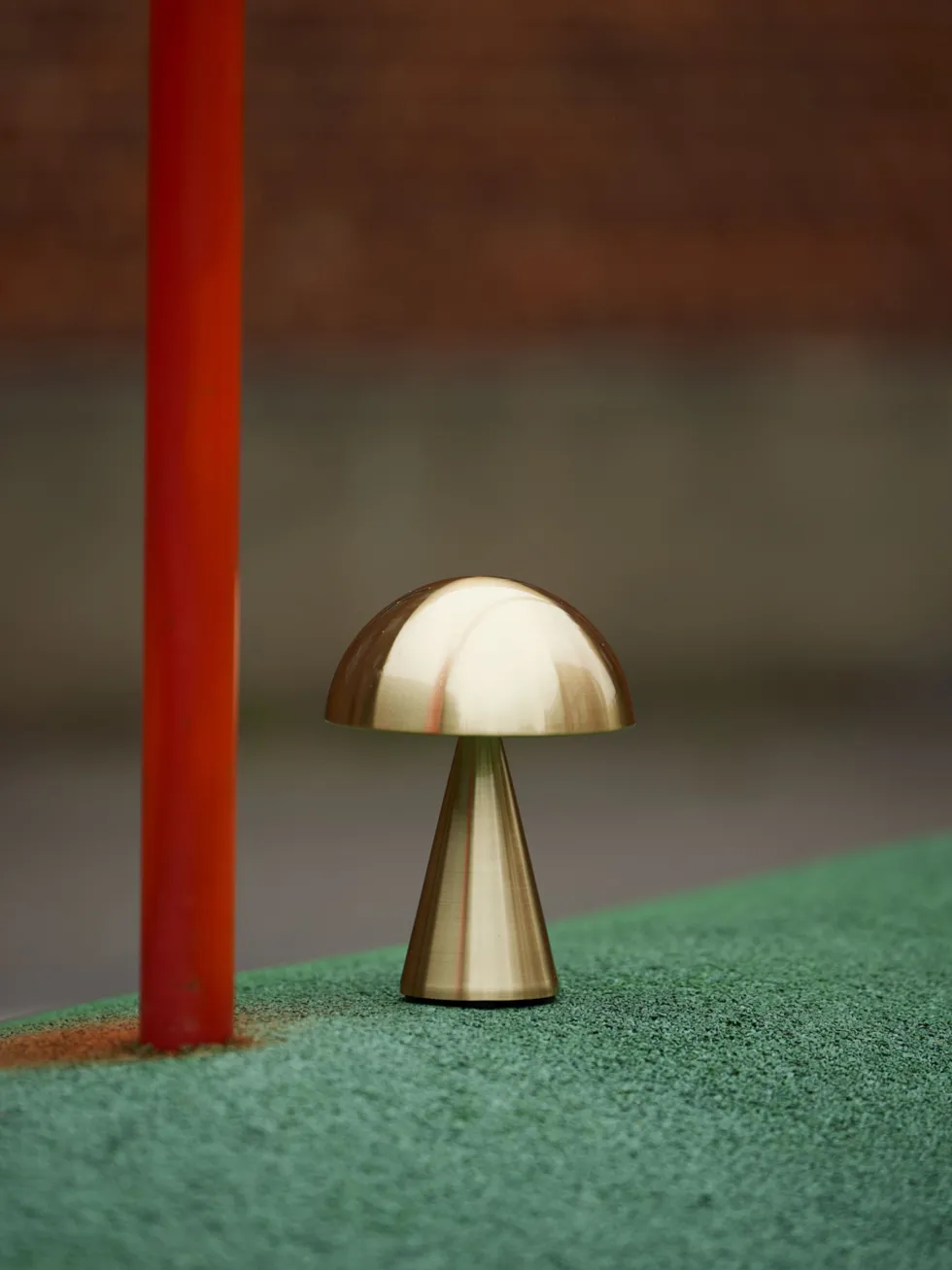 Lampe sans fil en fer finition laiton 15x20cm Mush - Hübsch