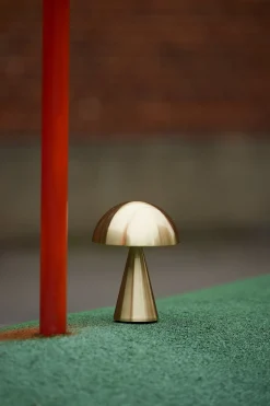 Lampe sans fil en fer finition laiton 15x20cm Mush - Hübsch