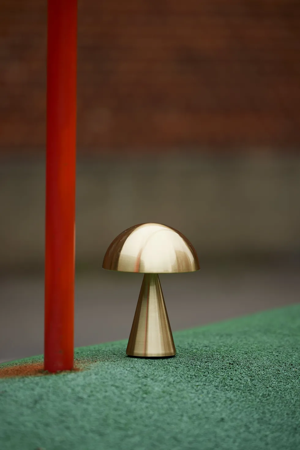 Lampe sans fil en fer finition laiton 15x20cm Mush - Hübsch