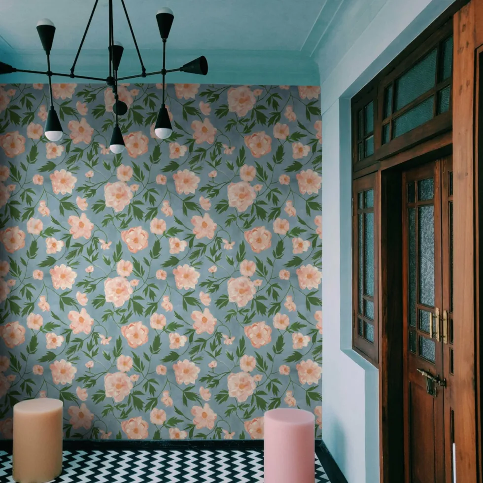 Lé de papier peint fleuri sur fond bleu clair Aude - Mues Design