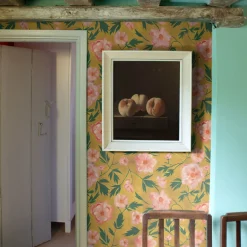 Lé de papier peint fleuri sur fond jaune moutarde Aude - Mues Design