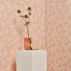 Lé de papier peint rose sur beige Loup - MUES Design