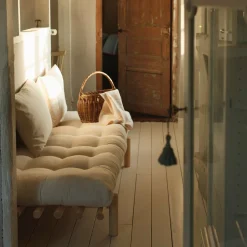 Lit de jour en bois clair et matelas lin Pace - Karup Design