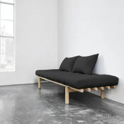 Lit de jour en bois naturel et coton noir Pace - Karup Design