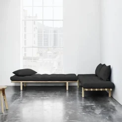 Lit de jour en bois naturel et coton noir Pace - Karup Design