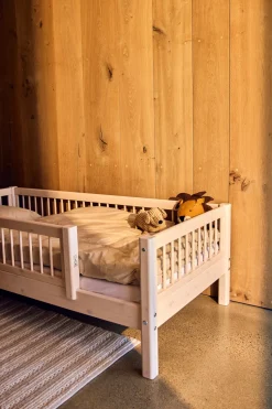 Lit simple avec barrière en pin solide et contreplaqué de bouleau crème 90x200cm Classic - Flexa