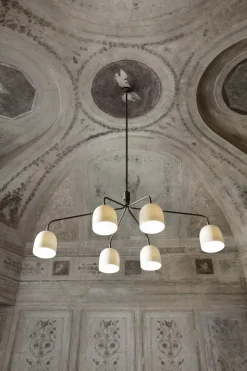 Lustre à 6 bras blanc base noire 16 cm Howard Chandelier - Gubi