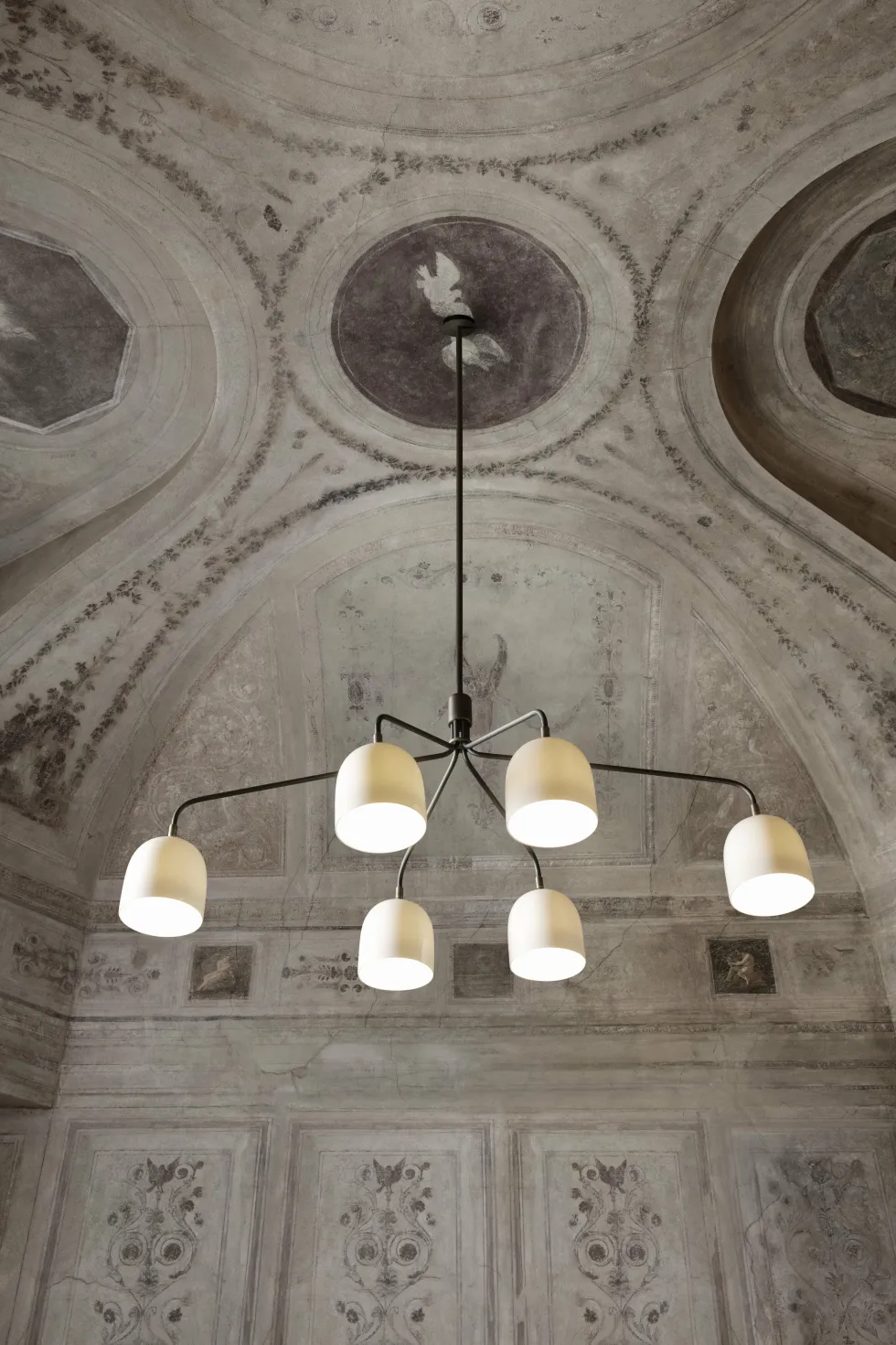 Lustre à 6 bras blanc base noire 16 cm Howard Chandelier - Gubi