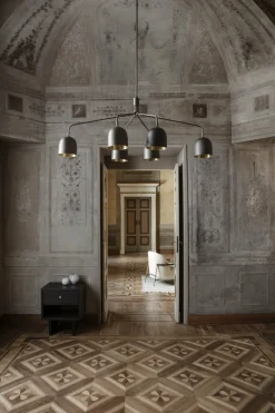 Lustre à 6 bras noir base noire Howard Chandelier - Gubi