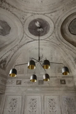 Lustre à 6 bras noir base noire Howard Chandelier - Gubi