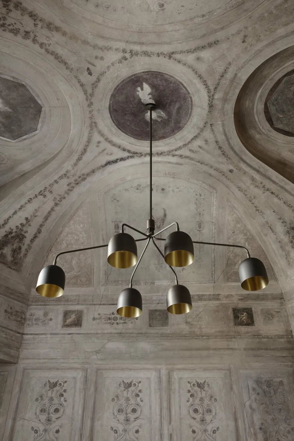 Lustre à 6 bras noir base noire Howard Chandelier - Gubi