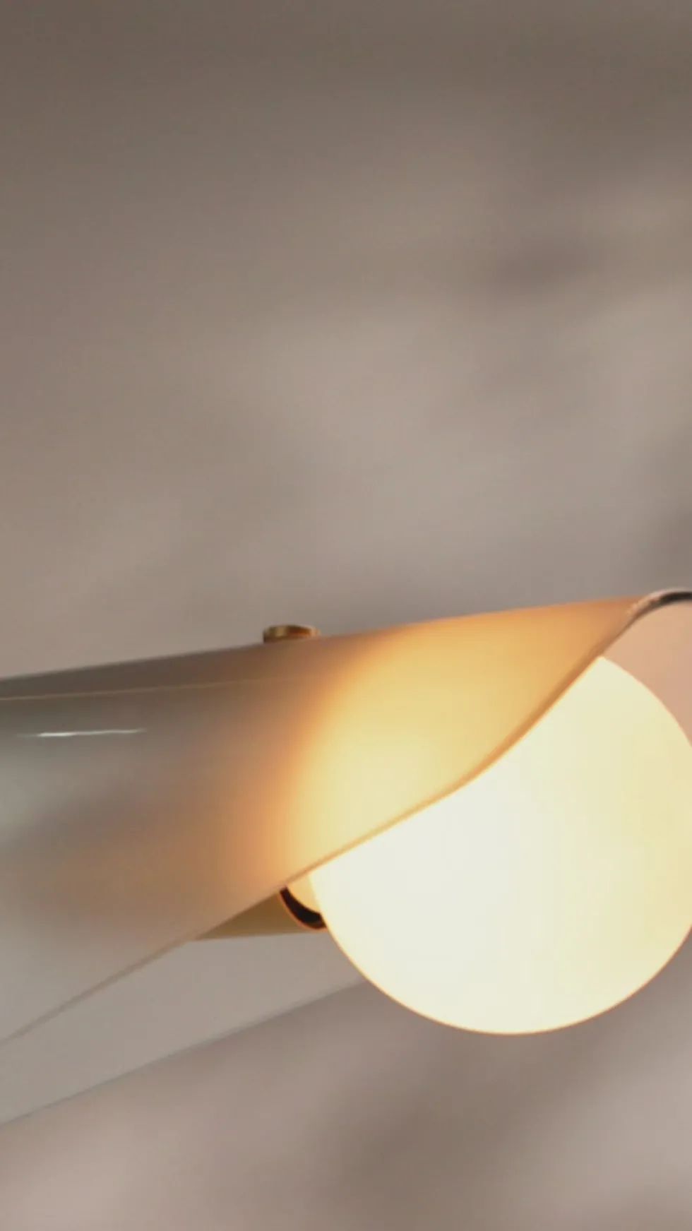Lustre à 3 niveaux en laiton et verre gris aube Sycamore - Tala