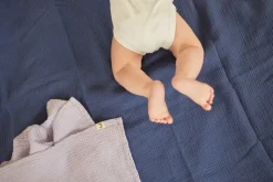 Maxi-lange en gaze de coton 120 x 120 cm bleu marine Les Petits - The Cool Republic