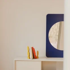 Miroir en bois de bouleau bleu myrtille 90x70cm Aku - Noo.ma