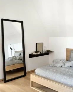 Miroir à poser au sol en chêne noir Light Frame - Ethnicraft Accessories