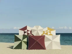 Parasol hexagonal blanc et bordeaux 300x300x240cm Terrazza - HAY
