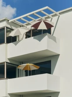 Parasol octogonal blanc et bordeaux 200x200x223cm Terrazza - HAY