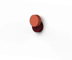 Patère murale en bois rose saumon et bordeaux Lou - Hartô