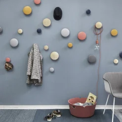 Patère ronde en bois bleu foncé 9 cm The Dots - Muuto