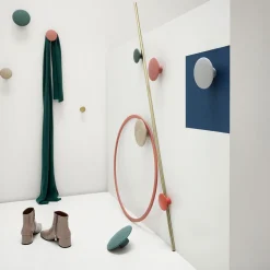 Patère ronde en bois bleu foncé 13 cm The Dots - Muuto