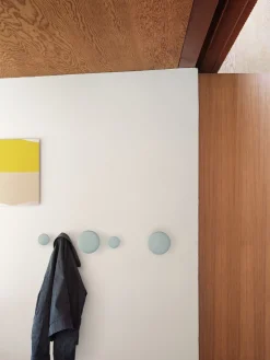 Patère ronde en chêne vert sauge 17 cm The Dots - Muuto