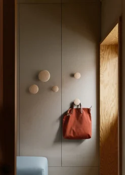 Patère ronde en frêne clair 13cm The Dots - Muuto