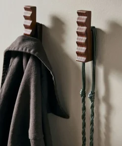 2 patères en frêne foncé Unda - Ferm living