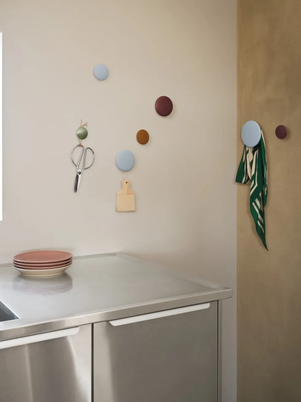 5 Patères rondes en bois noir The Dots - Muuto