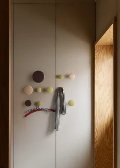 5 Patères rondes en bois noir The Dots - Muuto