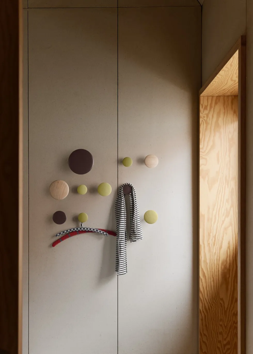 5 Patères rondes en bois noir The Dots - Muuto