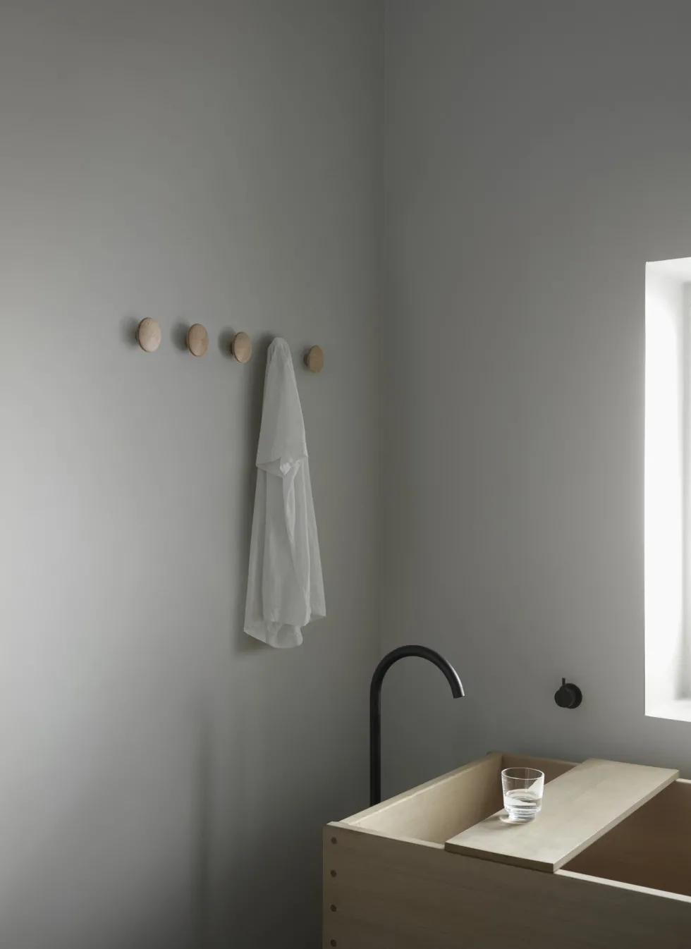 5 Patères rondes en chêne naturel The Dots - Muuto