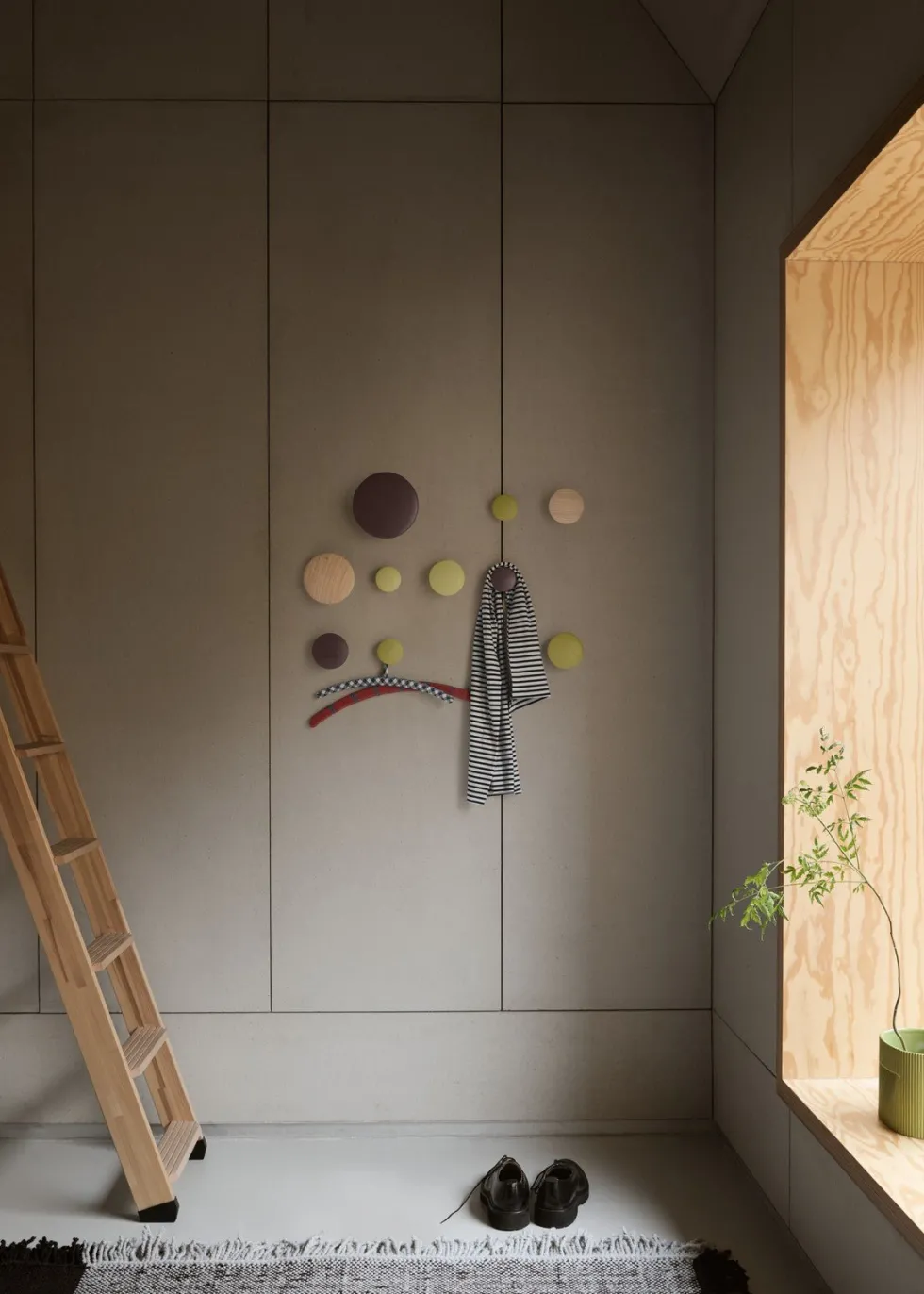 5 Patères rondes en chêne naturel The Dots - Muuto