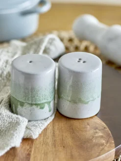 Paula Salt & Pepper Shaker Set Green Stoneware (Ensemble de salières et poivrières en grès vert) Bloomingville