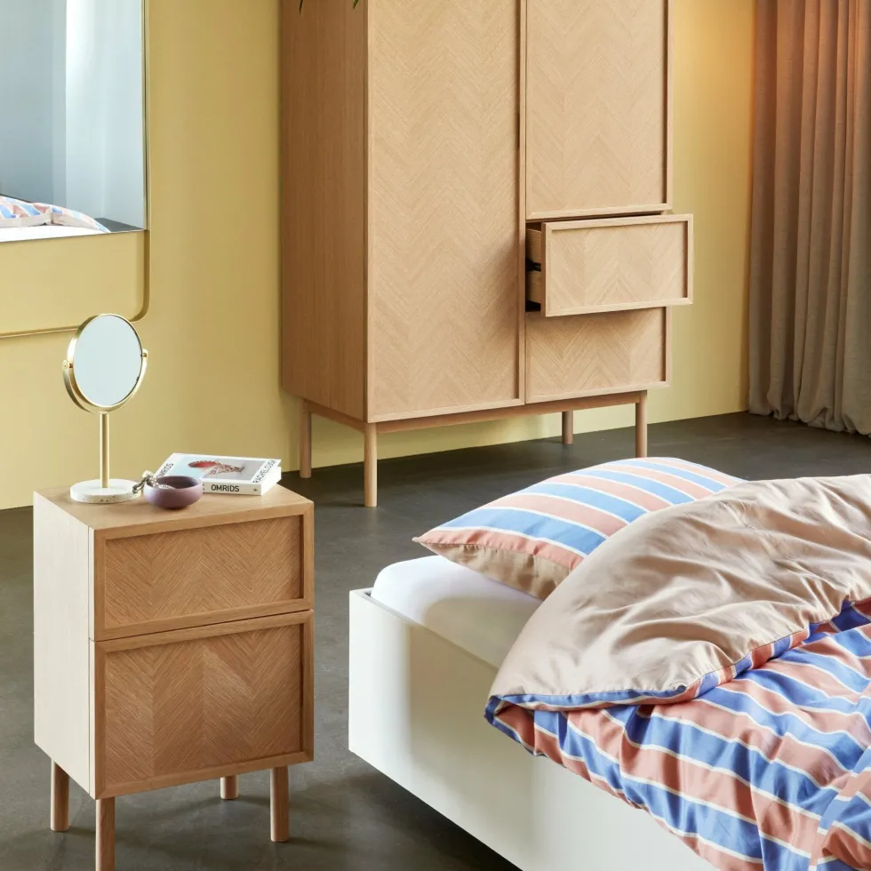 Petite commode en chêne naturel et aux motifs chevron - Hübsch