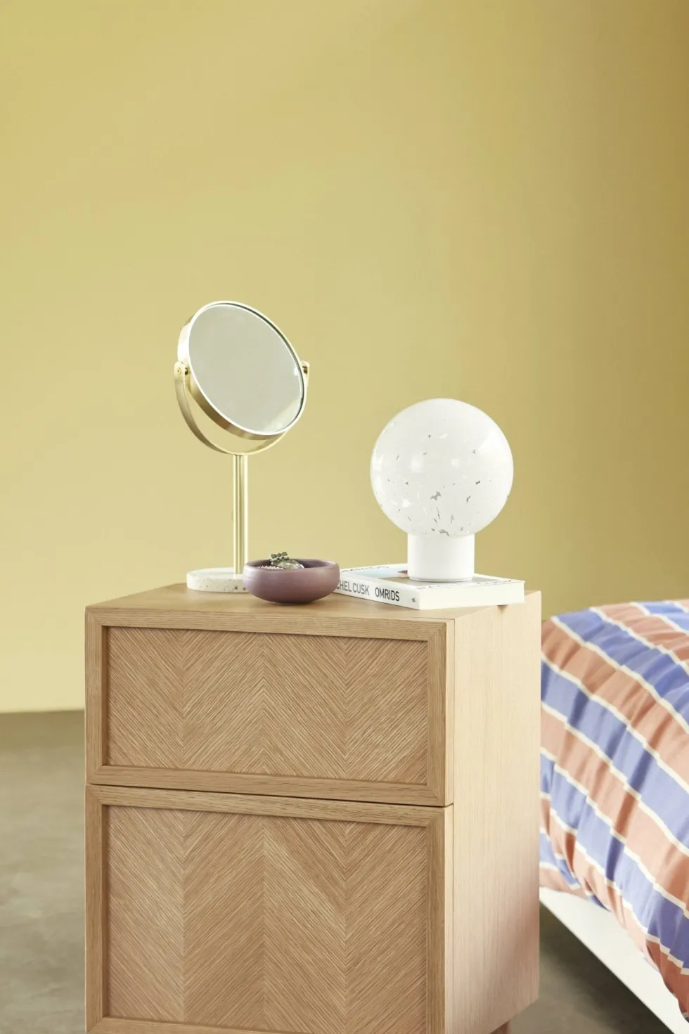 Petite commode en chêne naturel et aux motifs chevron - Hübsch