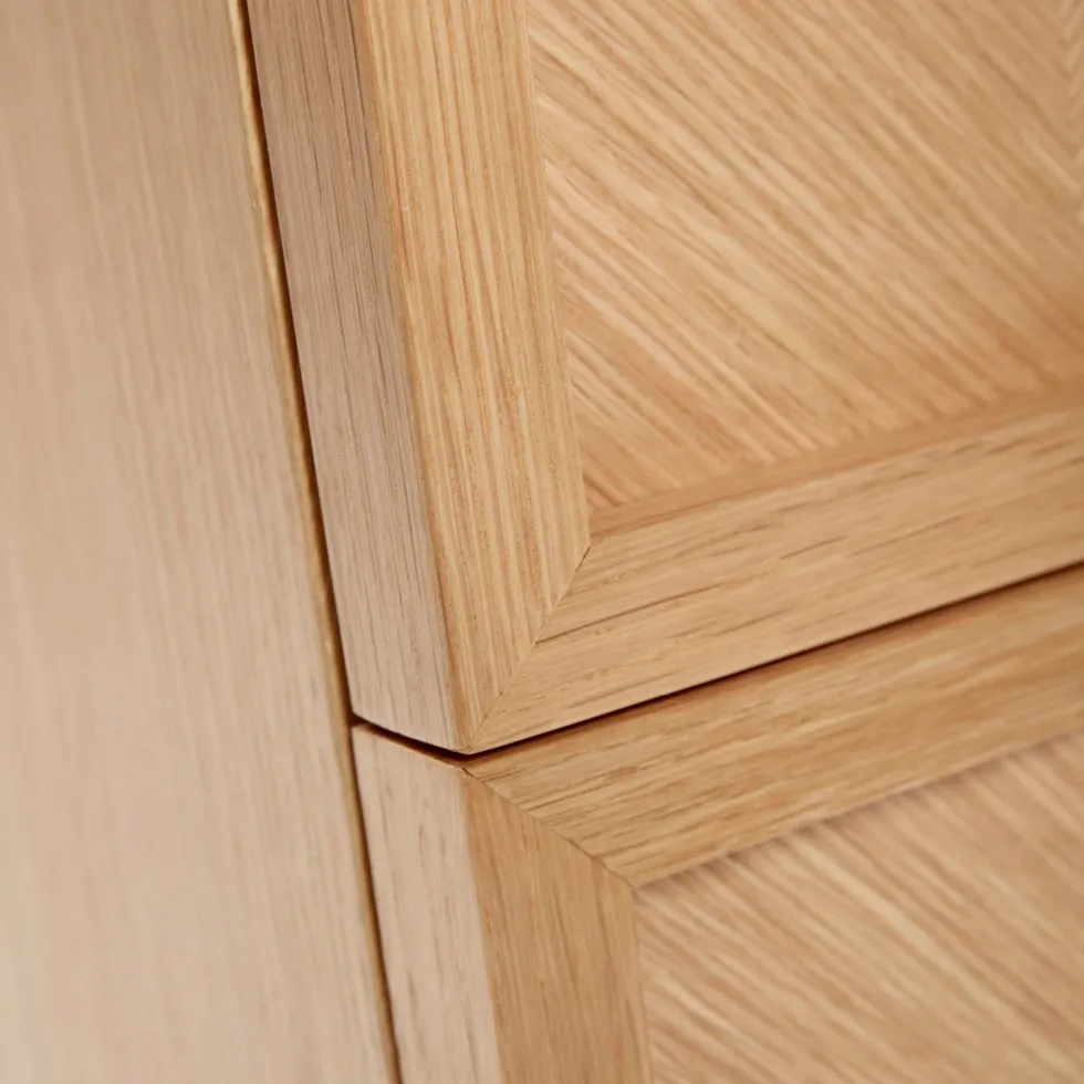 Petite commode en chêne naturel et aux motifs chevron - Hübsch