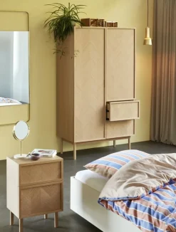 Petite commode en chêne naturel et aux motifs chevron - Hübsch
