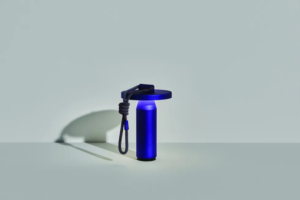 Petite lampe nomade en aluminium bleu Quasar - Petite Friture