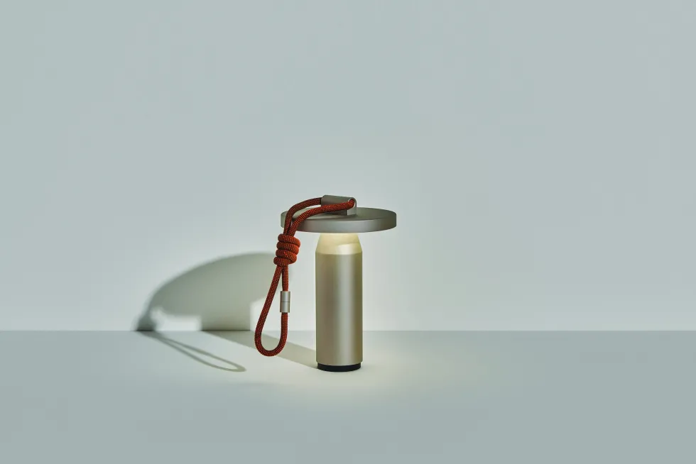 Petite lampe nomade en aluminium gris Quasar - Petite Friture