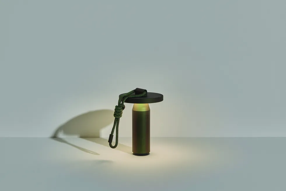 Petite lampe nomade en aluminium vert Quasar - Petite Friture