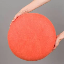 Petit pouf rond en laine corail S Felix - myfelt