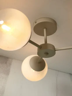 Plafonnier 3 bras en verre milk white 54cm Aspen - It's about Romi