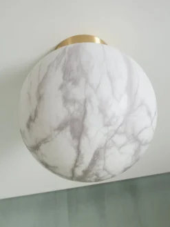 Plafonnier en fer et globe en verre impression marbre blanc et or 28x32cm Carrara - It's about Romi