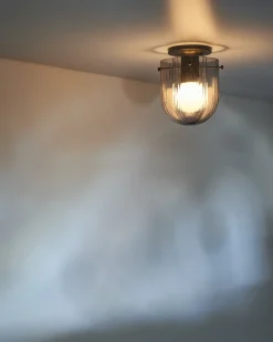 Plafonnier en laiton antique et verre transparent fumé Seine - Gubi