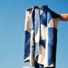 Plaid en coton myrtille douce et beige crémeux 150 x 200 cm Tul - noo.ma