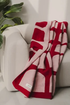 Plaid en coton rose fleuri et jus de cerise 150 x 200 cm Gilli - noo.ma