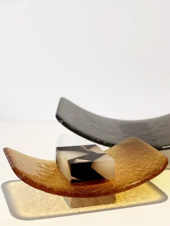 Plateau incurvé en bois et verre ambre 25cm LOUPY - Mlle Jo