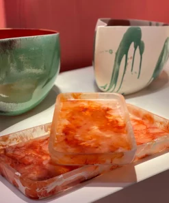 2 plateaux haut en résine rubis et crème Rih - Versmissen