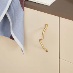 Poignée en laiton Curvature - Ferm Living
